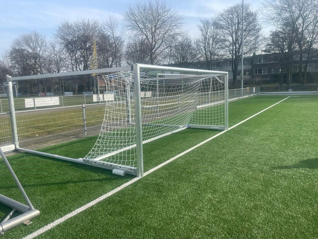 Wegdraaibaar jeugd voetbaldoel: JVD165 8 5x2m wegdraai voetbaldoel. In veel gevalleen de ideale oplossing.