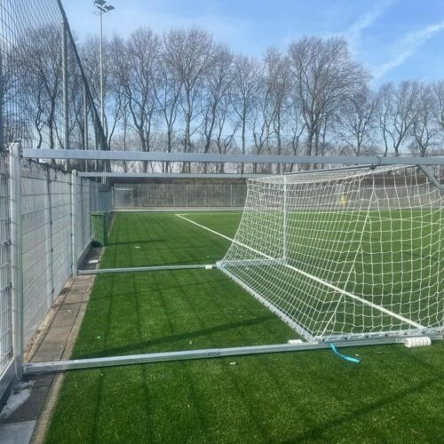 Wegdraaibaar jeugd voetbaldoel: JVD165 18 De uitvoering van dit voetbaldoel met een nethakenloos doelprofiel. Het absolute topsegment wegdraaibare jeugd voetbaldoelen. Diepte van 3,5 tot en met 4,5 meter.