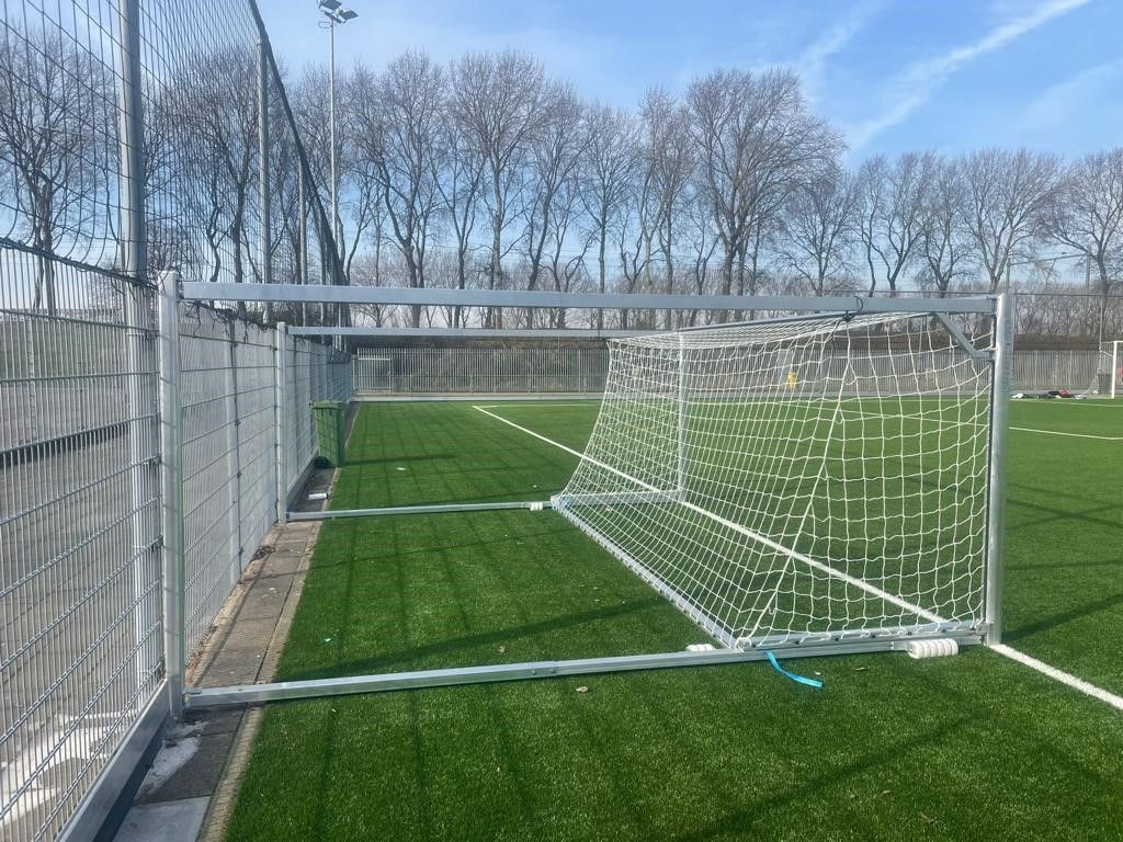 Wegdraaibaar jeugd voetbaldoel: JVD165 9 De uitvoering van dit voetbaldoel met een nethakenloos doelprofiel. Het absolute topsegment wegdraaibare jeugd voetbaldoelen. Diepte van 3,5 tot en met 4,5 meter.