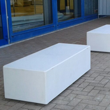 De Litos parkbank wordt onder hoge druk gezandstraald voor een duurzaam en elegant oppervlak.