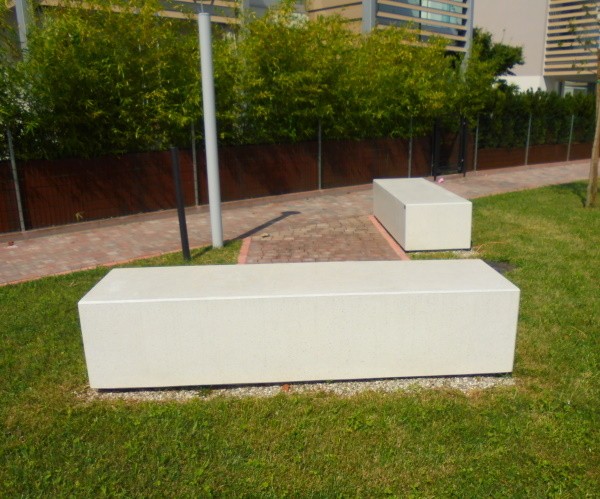 Het betonnen zitelement Litos is duurzaam, onderhoudsvriendelijk en perfect voor elke park- of straatinrichting.