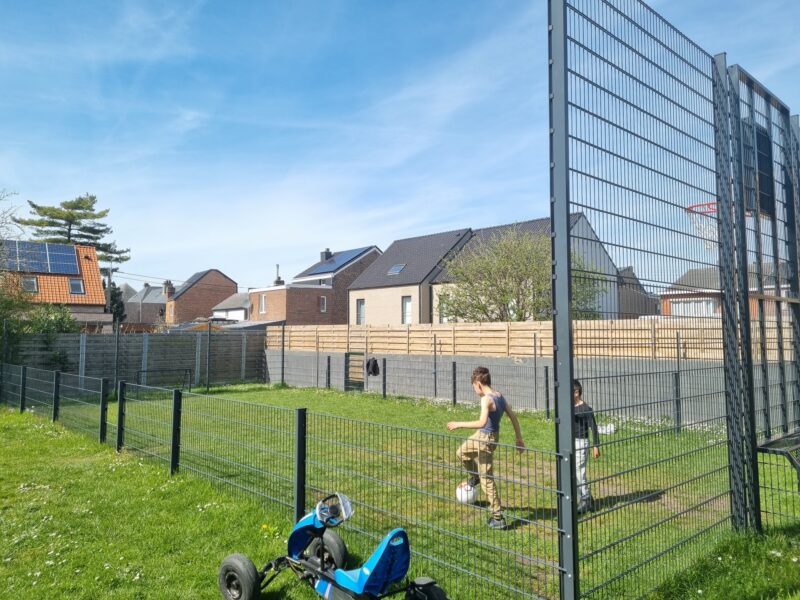kleine voetbalkooi op gras