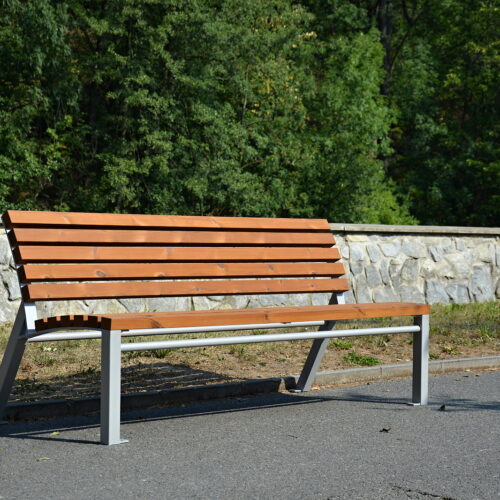 Parkbank model One is een tijdloos en duurzaam ontwerp dat perfect aansluit bij zowel moderne als klassieke buitenruimtes.